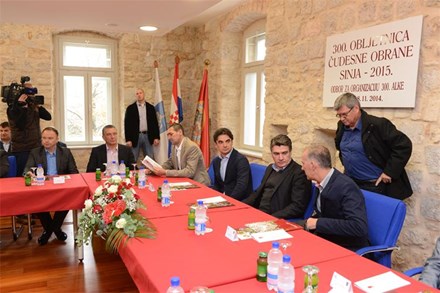 Sinj, 08.11.2014 - Predsjednik Vlade RH Zoran Milanović posjetio je Grad Sinj zajedno s potpredsjednikom Vlade i ministrom regionalnoga razvoja i fondova EU Brankom Grčićem te ministrom obrane Antom Kotromanovićem, gdje je sudjelovao na  sastanku Odb